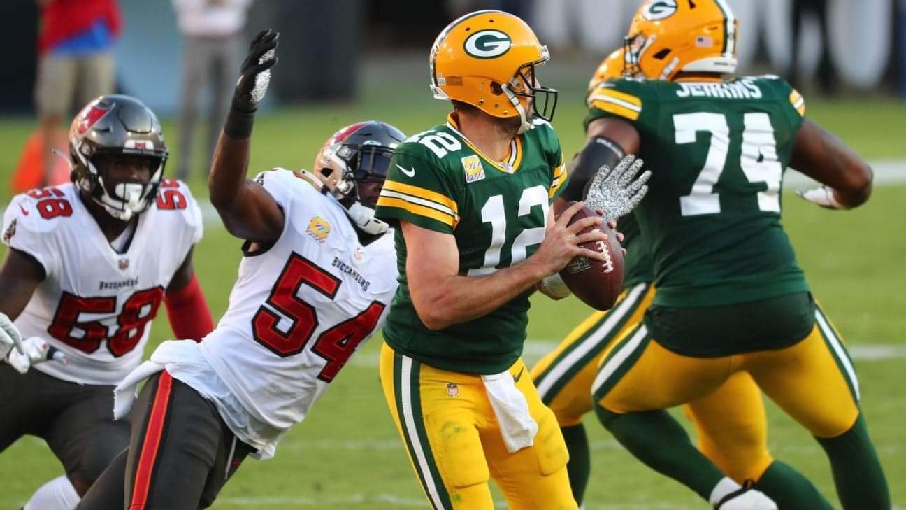 Buccaneers' linebacker Lavonte David pressures Packers' quarterback Aaron Rodgers/via ESPN