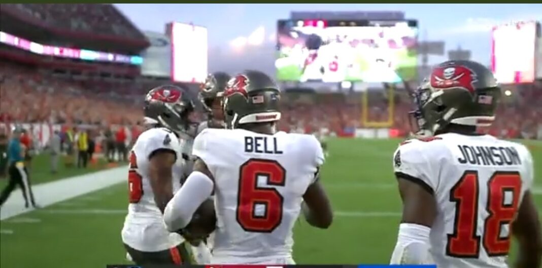 Buccaneers running back Le'Veon Bell celebrates a touchdown with teammates/via NFL on CBS