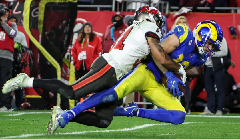 Rams wide receiver Cooper Kupp, right, hauls in a 40-yard pass over Tampa Bay Buccaneers safety Antoine Winfield Jr. late in the game to set up the game-winning field goal.(Robert Gauthier / Los Angeles Times)