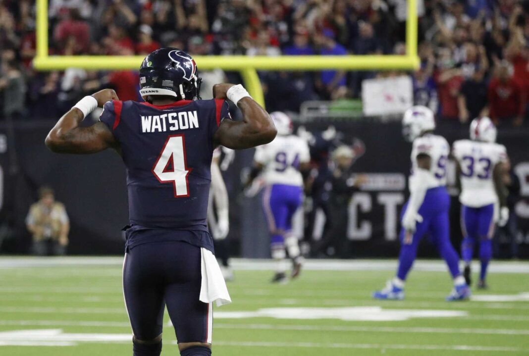 Could the Buccaneers be looking to trade for Houston Texans' quarterback Deshaun Watson?/ via Karen Warren, Houston Chronicle / Staff Photographer