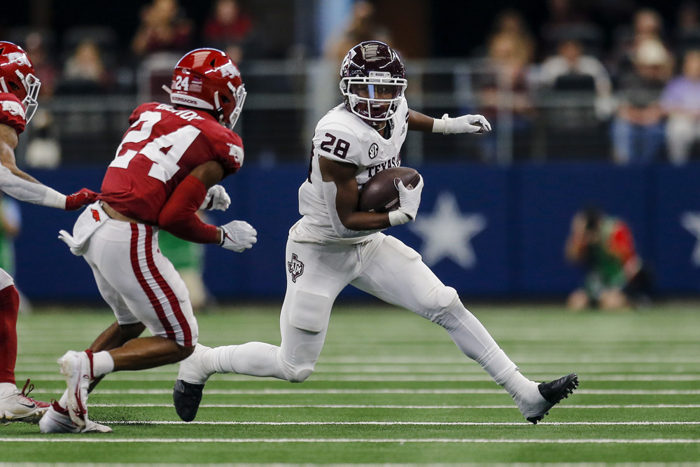 Should the Buccaneers look to draft running back Isaiah Spiller?/ via Matthew Pearce/Icon Sportswire