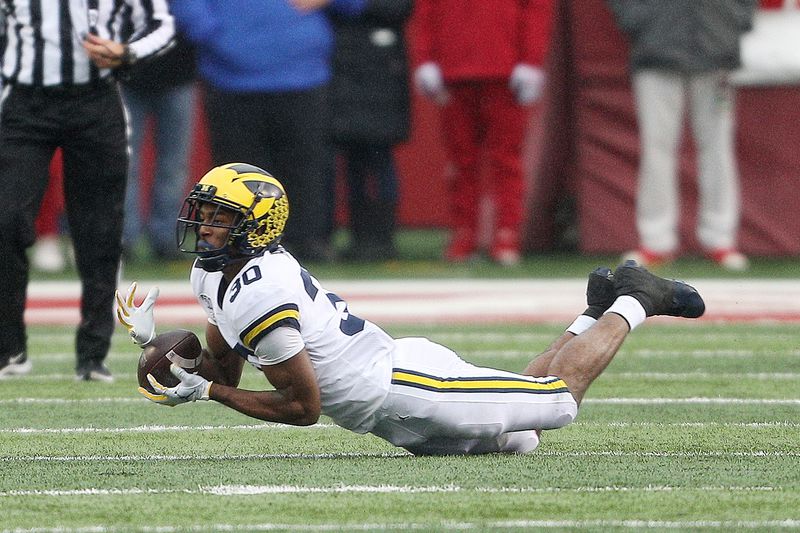 Should the Buccaneers look to draft Michigan junior safety Daxton Hill?/ via cleveland.com