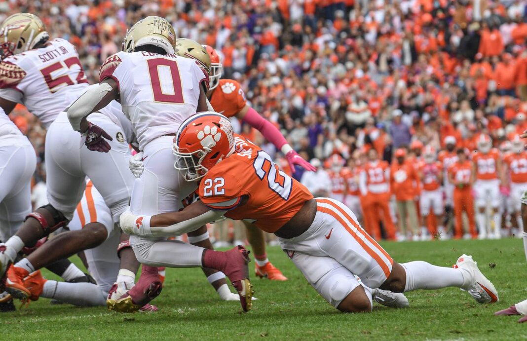 Clemson linebacker Trenton Simpson is moving up several NFL draft big boards / via USA Today