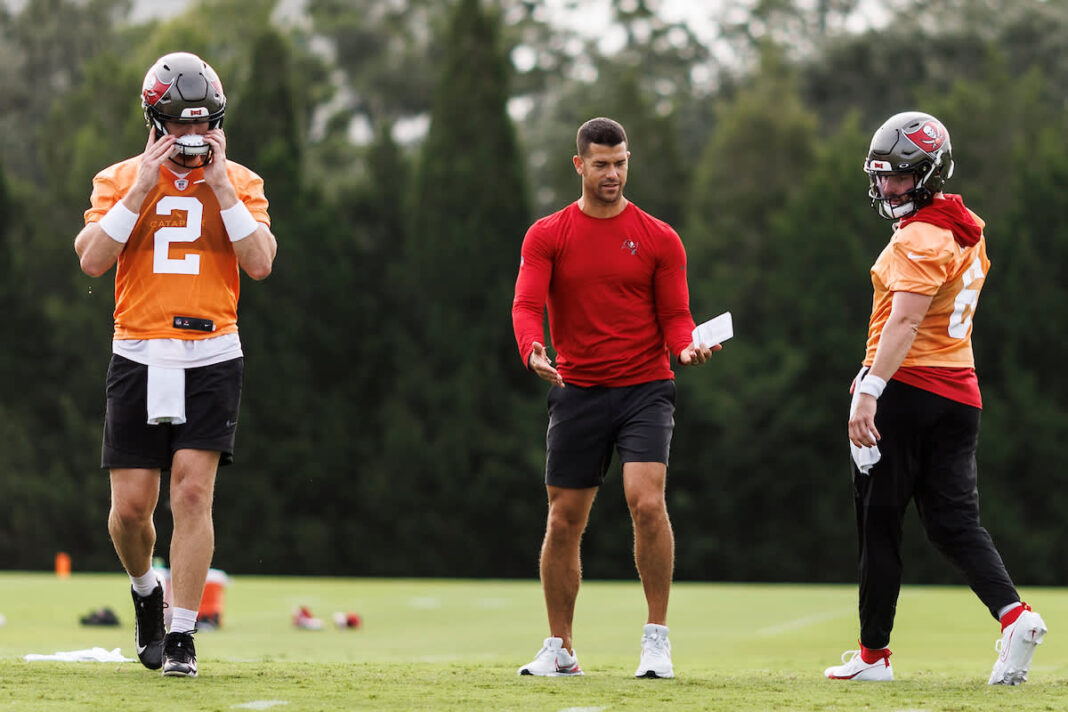 Buccaneers' quarterbacks Baker Mayfield and Kyle Trask work with offensive coordinator Dave Canales / via buccaneers.com