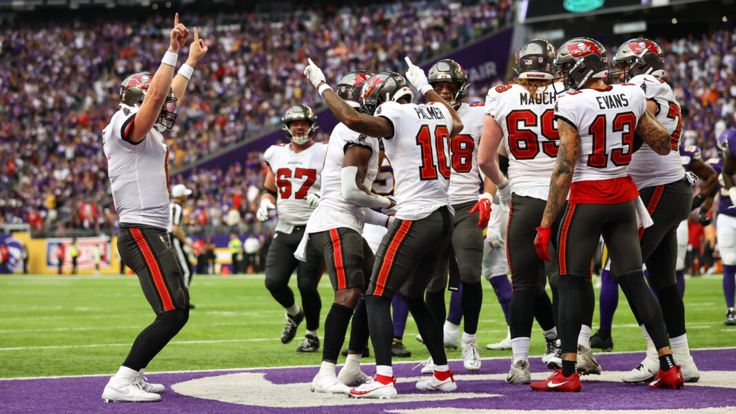 Buccaneers' quarterback Baker Mayfield celebrates a touchdown with his teammates / via buccaneers.com