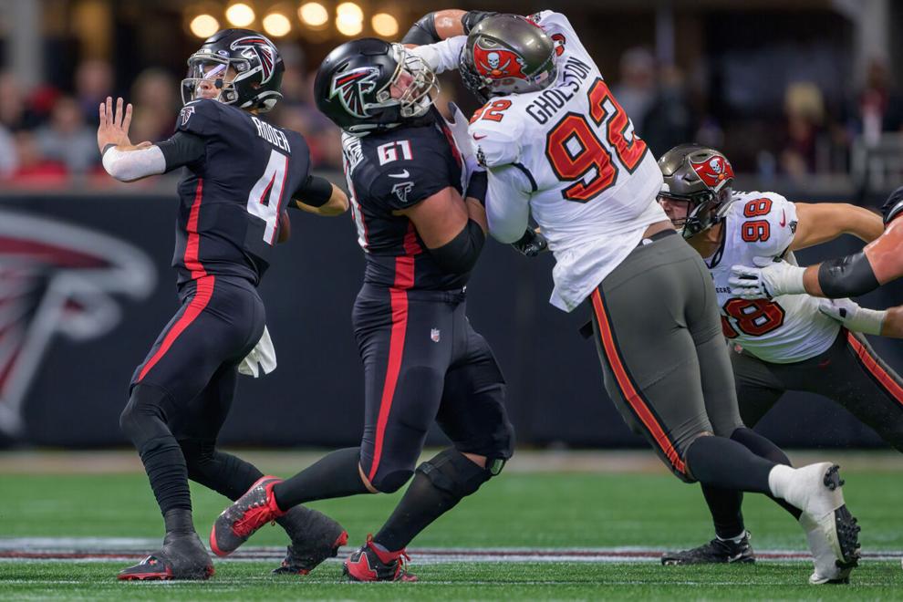 Buccaneers defenders pursue Falcons quarterback Desmond Ridder / via Dave Quick/ Field Level Media