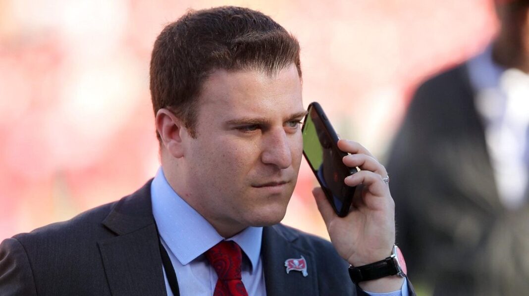 The Carolina Panthers look to interview Buccaneers assistant GM Mike Greenberg for their GM position / via newsday.com